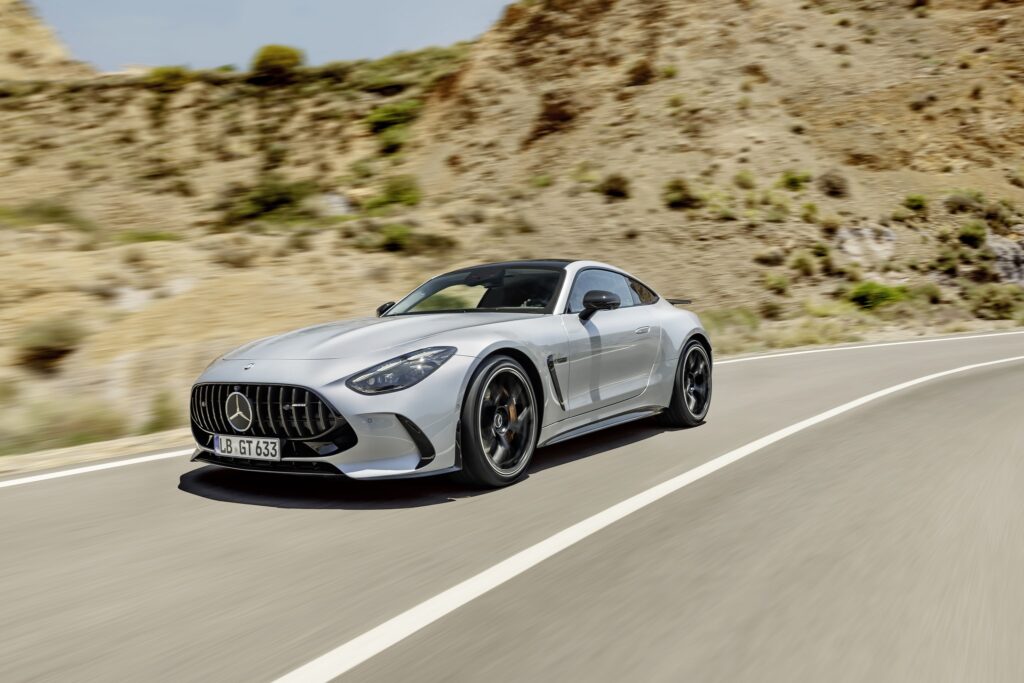 Mercedes-AMG GT Coupé fahrend von vorne