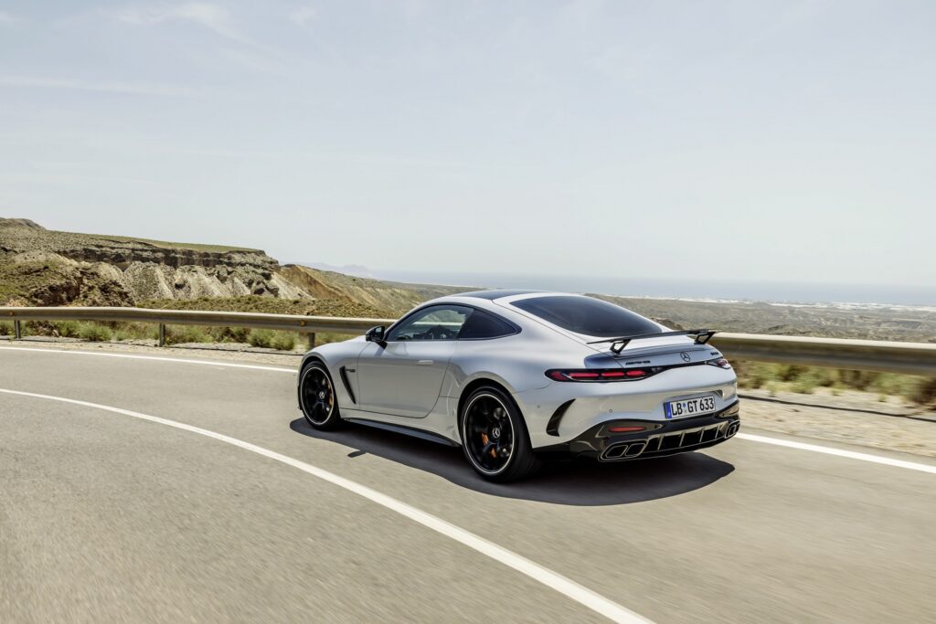 Mercedes-AMG GT Coupé fahrend von hinten