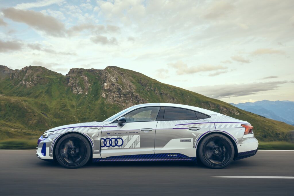 Audi RS e-tron GT ice race edition fahrend von der Seite