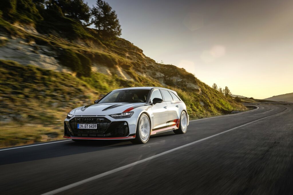 Audi RS 6 Avant GT fahrend Frontansicht