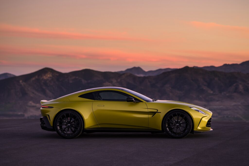 Aston Martin Vantage stehend Seitenansicht