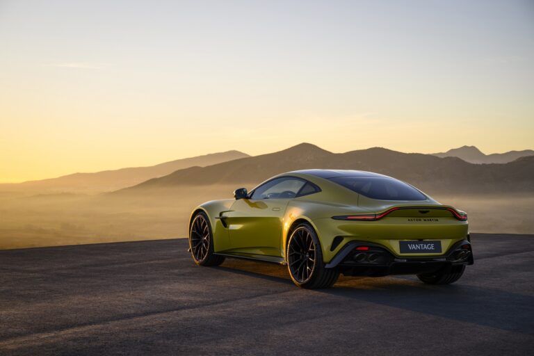 Aston Martin Vantage stehend Heckansicht