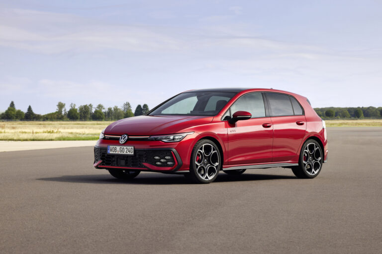 Der neue Volkswagen Golf GTI stehend in der Frontansicht