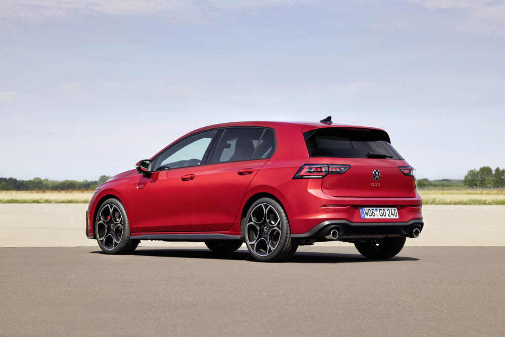 Der neue Volkswagen Golf GTI stehend in der Heckansicht