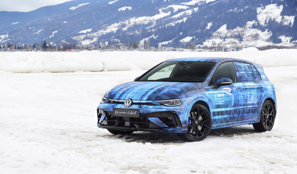 Ice Race in Zell am See: Volkswagen Golf R seriennahe Studie im Schnee stehend