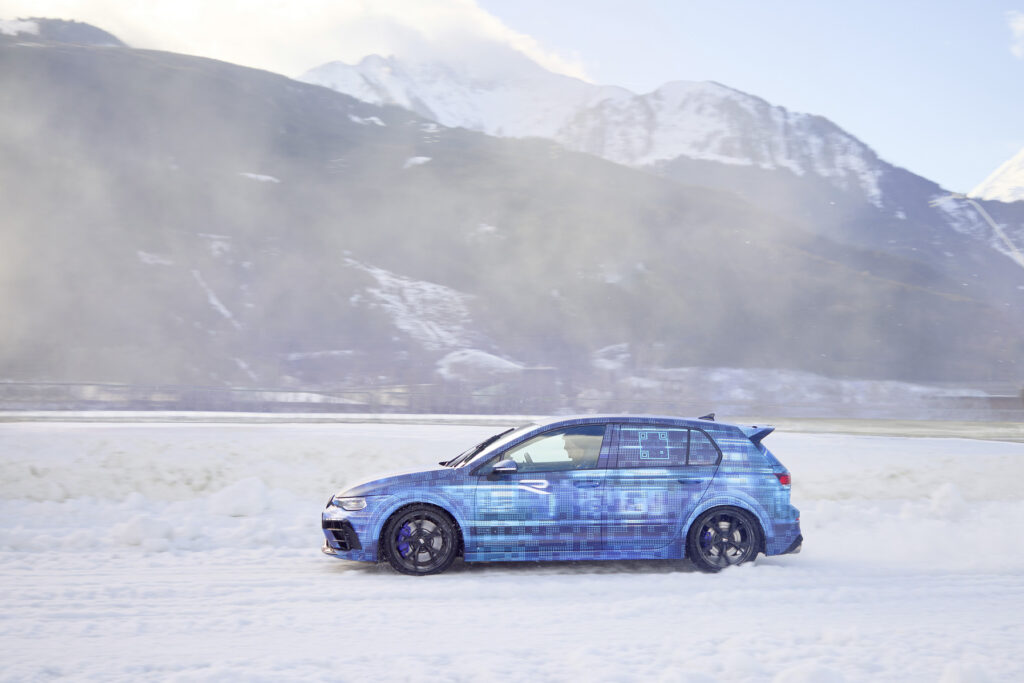 Ice Race in Zell am See: Volkswagen Golf R seriennahe Studie im Schnee fahrend